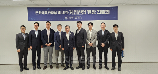 김병규(왼쪽부터) 넷마블 대표, 김정욱 넥슨코리아 대표, 정우진 NHN 대표, 성준호 스마일게이트홀딩스 대표, 전병극 문체부 제1차관, 강신철 게임산업협회장,허진영 펄어비스 대표, 한상우 카카오게임즈 대표, 남재관 컴투스 대표가 간담회에서 기념촬영하고 있다. 문체부 제공